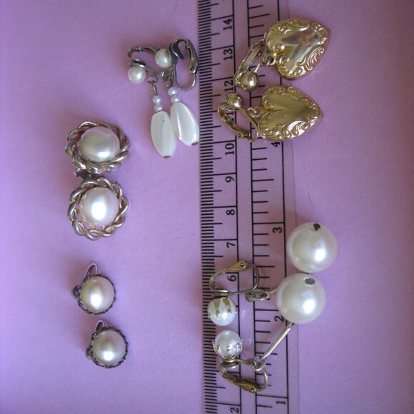Lot of 5 Vintage Screw Back Clip On Earrings Faux Pearls Gold Tone - Picture 2 of 14